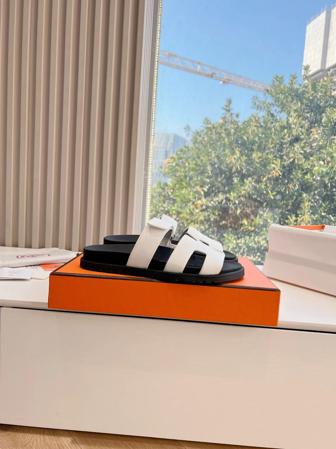 👟👟Ex-factory price 440👟👟 (Top version) H family 2024 spring and summer new style HERMES Hermes' recently popular couple's shoes, pig nose angle sandals and slippers, paired with various colorful socks, very trendy. Upper lining: imported original leather. Outsole: non-slip and wear-resistant outsole. Size: female 35-42 (40/42 non-returnable and non-exchangeable) Men’s size: 39-45 (45 is non-refundable and non-exchangeable)